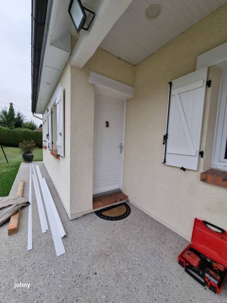 Rénovation de maison en menuiseries blanches : remplacement d’un garde-corps, de la porte d’entrée et de la porte de garage à Barentin près de Rouen (76)