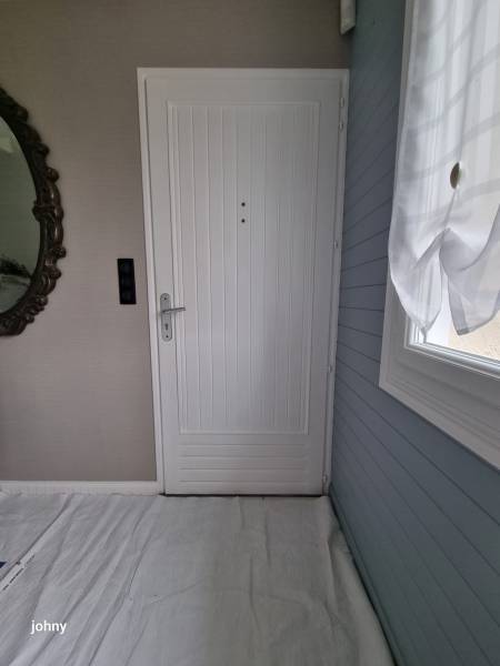 Rénovation de maison en menuiseries blanches : remplacement d’un garde-corps, de la porte d’entrée et de la porte de garage à Barentin près de Rouen (76)