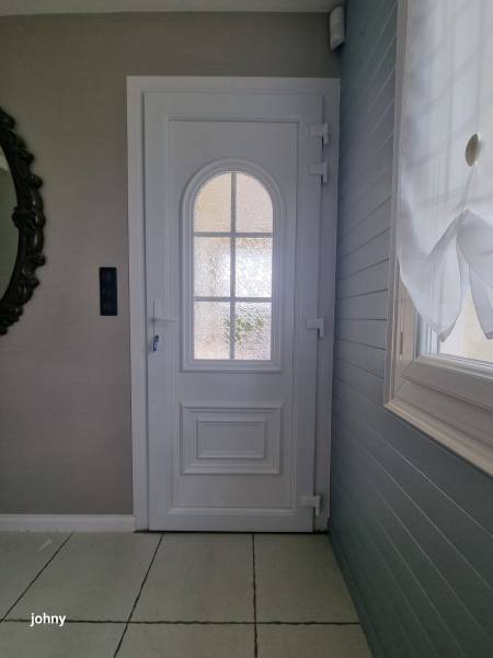 Rénovation de maison en menuiseries blanches : remplacement d’un garde-corps, de la porte d’entrée et de la porte de garage à Barentin près de Rouen (76)