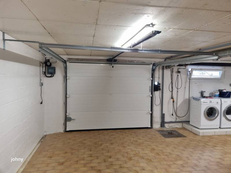 Rénovation de maison en menuiseries blanches : remplacement d’un garde-corps, de la porte d’entrée et de la porte de garage à Barentin près de Rouen (76)