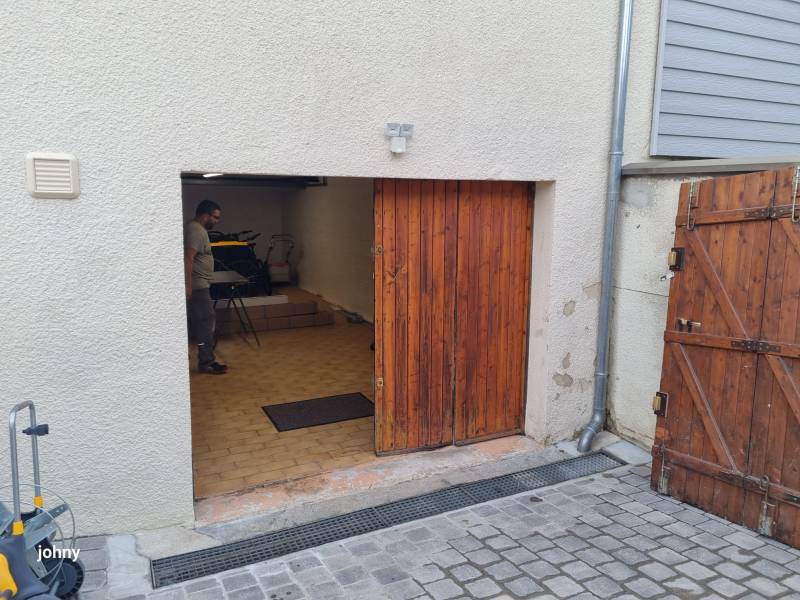 Rénovation de maison en menuiseries blanches : remplacement d’un garde-corps, de la porte d’entrée et de la porte de garage à Barentin près de Rouen (76)