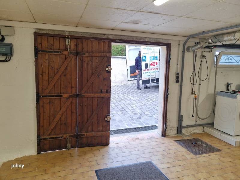 Rénovation de maison en menuiseries blanches : remplacement d’un garde-corps, de la porte d’entrée et de la porte de garage à Barentin près de Rouen (76)