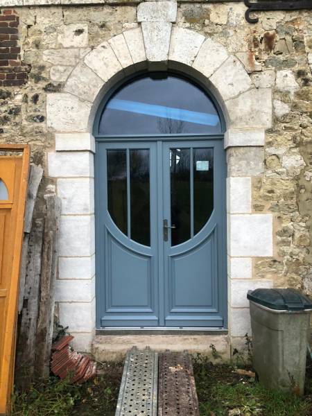 Porte d'entrée en bois isolante et sécurisée dessinée par le client couleur gris garantie 12 ans