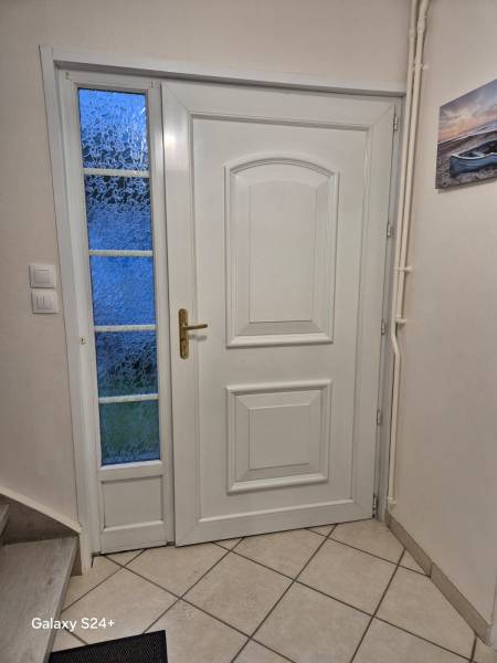 ETANEL Détail serrure multipoints et vitrage sablé sur porte sécurisée