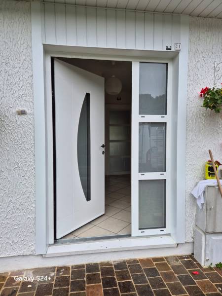 ETANEL Détail serrure multipoints et vitrage sablé sur porte sécurisée