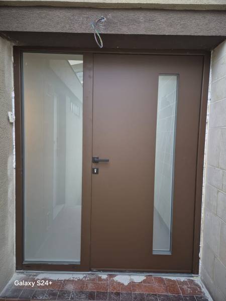 Porte d’entrée sur mesure avec fixe latéral en aluminium à Chatou.
