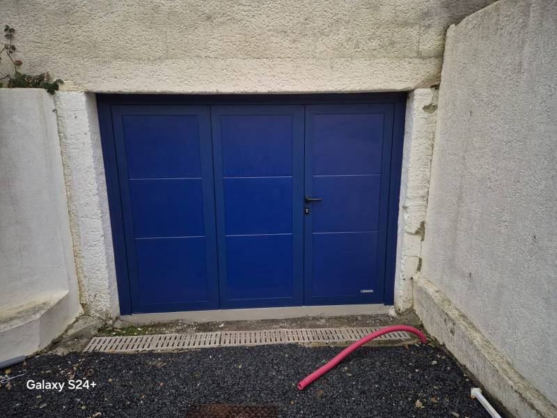 Porte de garage ALUDOOR 3 vantaux bleu saphir 5003 avec seuil PMR à Montmain