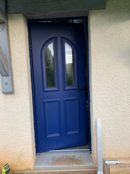 Porte d’entrée aluminium sur-mesure EURADIF bleu saphir 5003 à Montmain