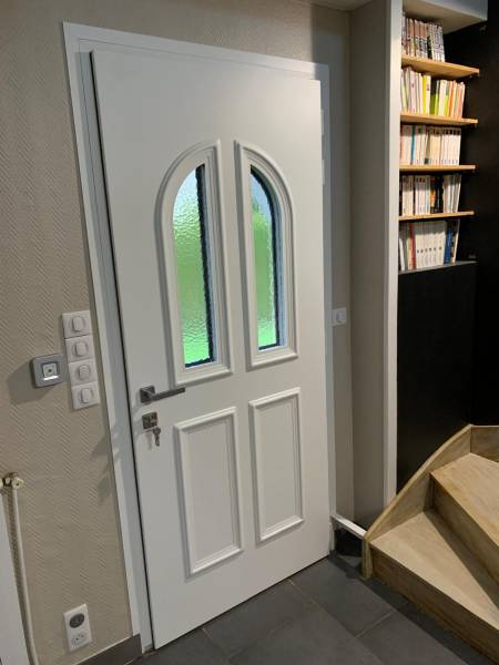 Porte d’entrée aluminium sur-mesure EURADIF bleu saphir 5003 à Montmain