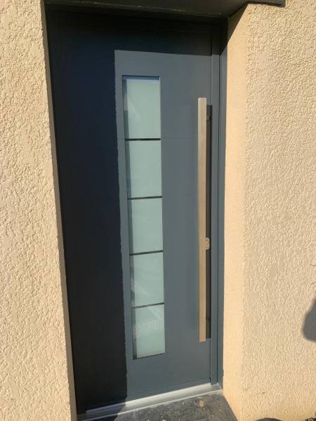 porte d’entrée aluminium sur-mesure RAL 7016 à Normanville
