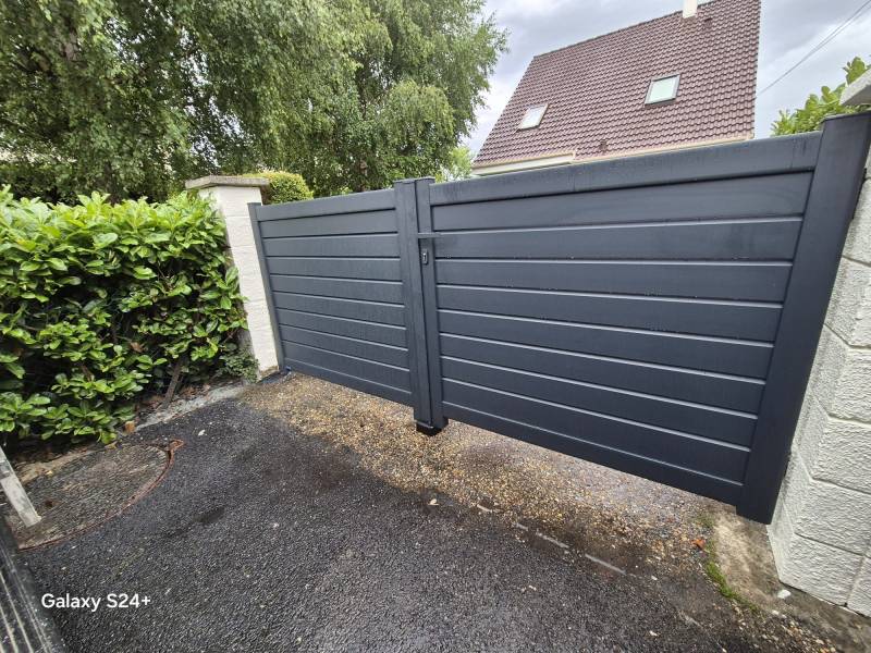 Portail aluminium sur mesure ETANEL avec régulateur de pente 3%