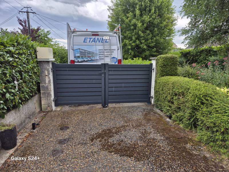 Installation portail aluminium entre piliers existants à Jumièges
