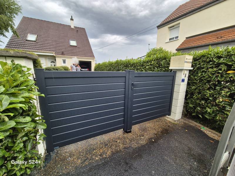 Portail aluminium gris anthracite avec serrure à clef ETANEL