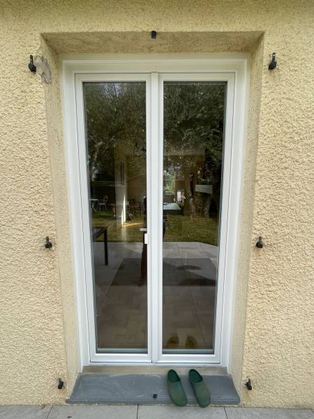 Volet battant aluminium RAL 7016 structuré façade moderne