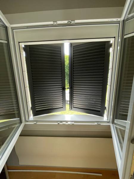 Volets battants solaires fermés vue intérieure ETANEL lames américaines & précadre