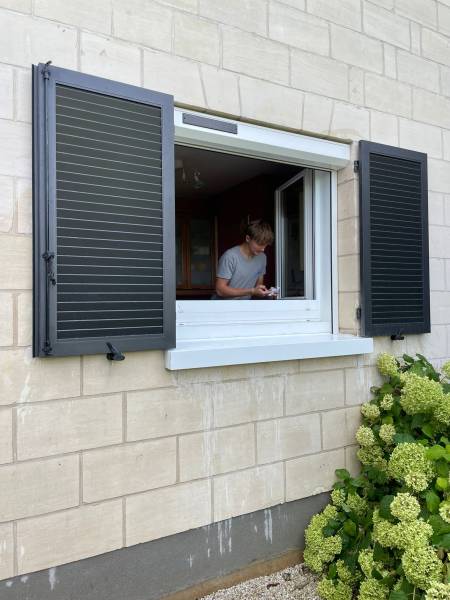 Pose volets battants solaires ETANEL Normandie & menuiserie PVC 