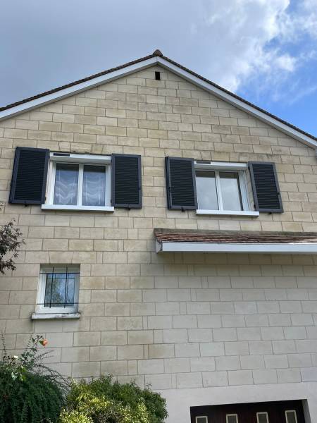 Volets battants aluminium solaires cadre 2100 sablé