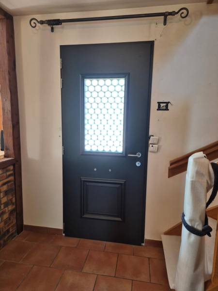 Rénovation façade avec porte noire RAL 2100 sablé à Quincampoix