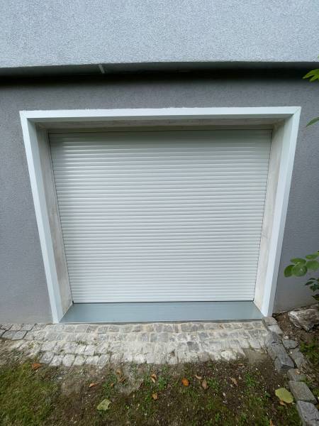détail profil PVC rainuré horizontal de la porte OKNOPLAST à Roumare
