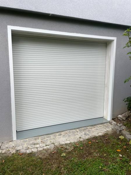 vue extérieure de porte de garage blanche menuiseries Normandie Roumare