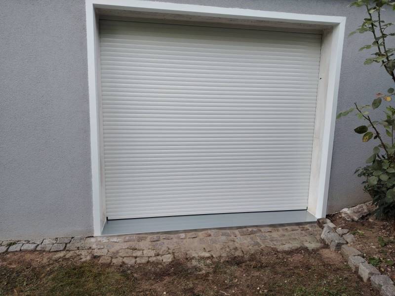 porte de garage enroulable motorisée blanche à Roumare menuiseries Normandie