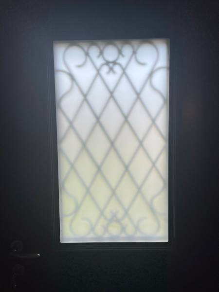 Détail grille RUSTICA EURADIF ETANEL porte entrée aluminium vitrage sablage uni