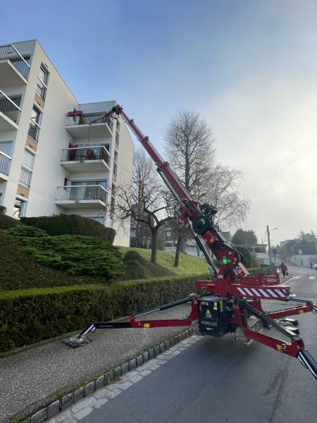 Mini-grue soulève vitrage grand format balcon immeuble Rouen menuiserie aluminium ETANEL