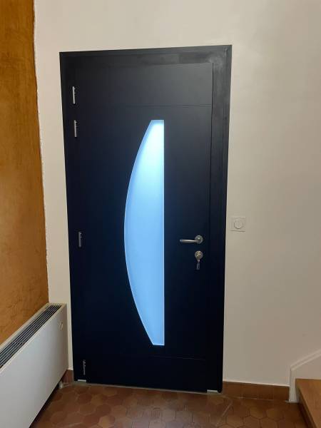 Modèle AUBURN 1 EURADIF aluminium noir granité posé en feuillure par menuisier normand ETANEL