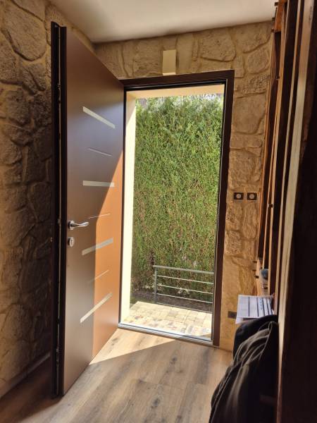 Salle d'exposition ETANEL portes d'entrée aluminium fenêtres pergolas vérandas Normandie