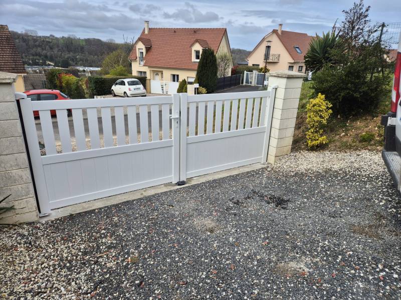     Installation portail battant aluminium KOSTUM par ETANEL en Normandie