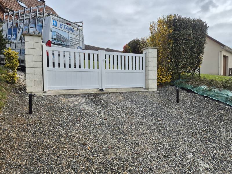     Portail aluminium KOSTUM CEKLO COMBO blanc 9016 sur mesure à Quevillon
