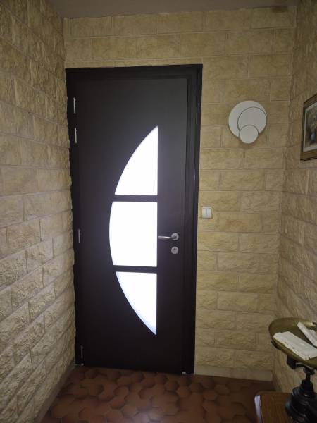 Remplacement et installation de portes d'entrée sur mesure en aluminium dans des configurations variées, à Canteleu près de Maromme — ETANEL, expert local en menuiserie depuis 1976