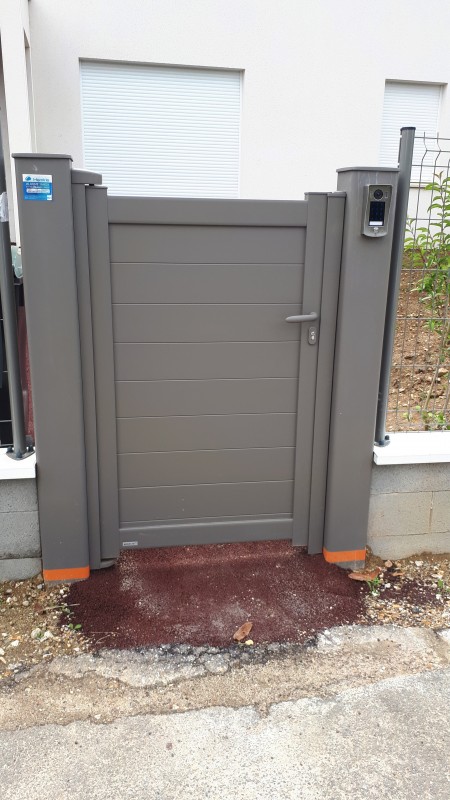 Installer un portail coulissant motorisé en aluminium gris quartz 7039 et un portillon sur une maison moderne à Bois-Guillaume près de Rouen (76) avec visiophone