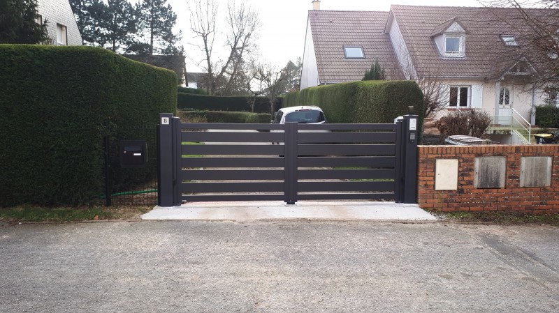 Portail motorisé maçonnerie longrine Rouen aluminium garantie 25 ans professionnel moteur digicode