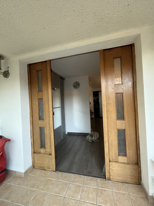 Installer une porte d’entrée monobloc en aluminium avec deux fixes latéraux, posée en applique, à Maromme près de Rouen (76)