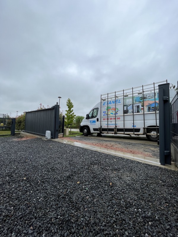 Remplacement d’un portail traditionnel par un portail coulissant motorisé en aluminium gris anthracite avec création de longrine à La Vaupalière près de Rouen (76)
