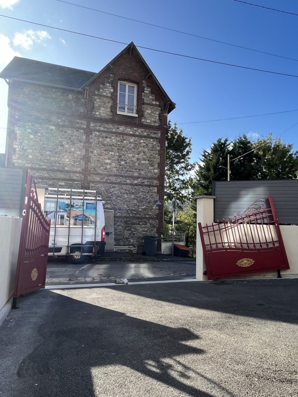 Portail aluminium régulateur de pente personnalisé isneauville