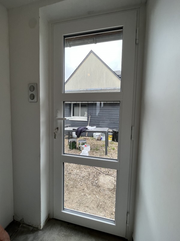 Installer une porte d’entrée sur mesure en aluminium blanc avec vitrage sécurisé à Notre-Dame-de-Bondeville près de Rouen (76).