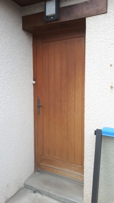 Rénovation thermique et esthétique de pavillon avec changement des fenêtres aluminium, de la porte d’entrée et des volets solaires SOMFY via entreprise RGE QUALIBAT à Isneauville près de Buchy 76