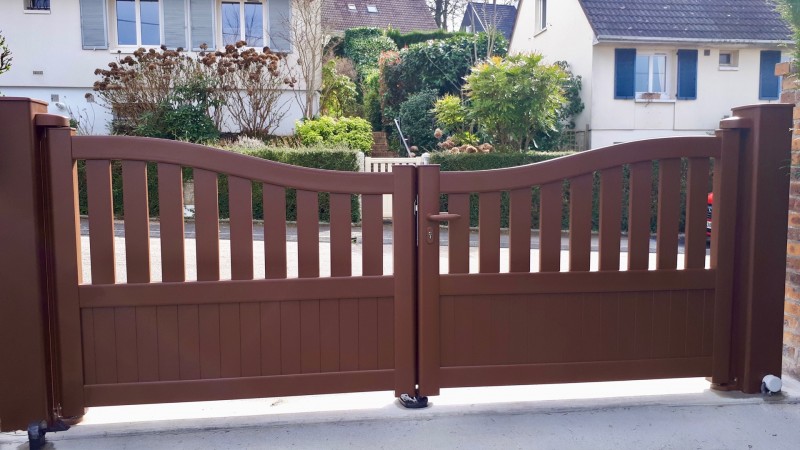 Remplacement d’un portail bois par un portail en aluminium manuel coloris mars rouille sablé avec création de longrine à Notre-Dame-de-Bondeville près de Rouen (76)