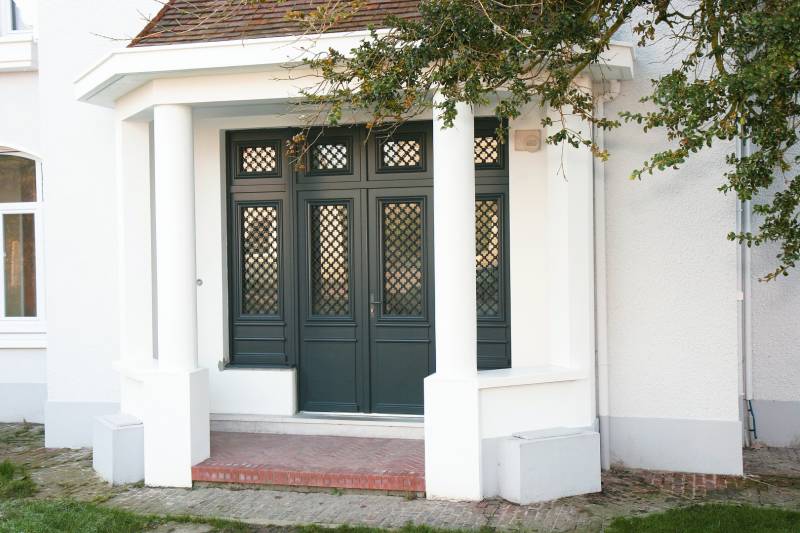 Installer une porte d'entrée de couleur près du Houlme 76