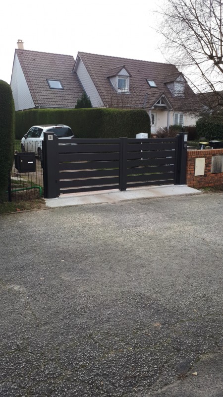 Portail motorisé maçonnerie longrine Rouen aluminium garantie 25 ans professionnel moteur digicode