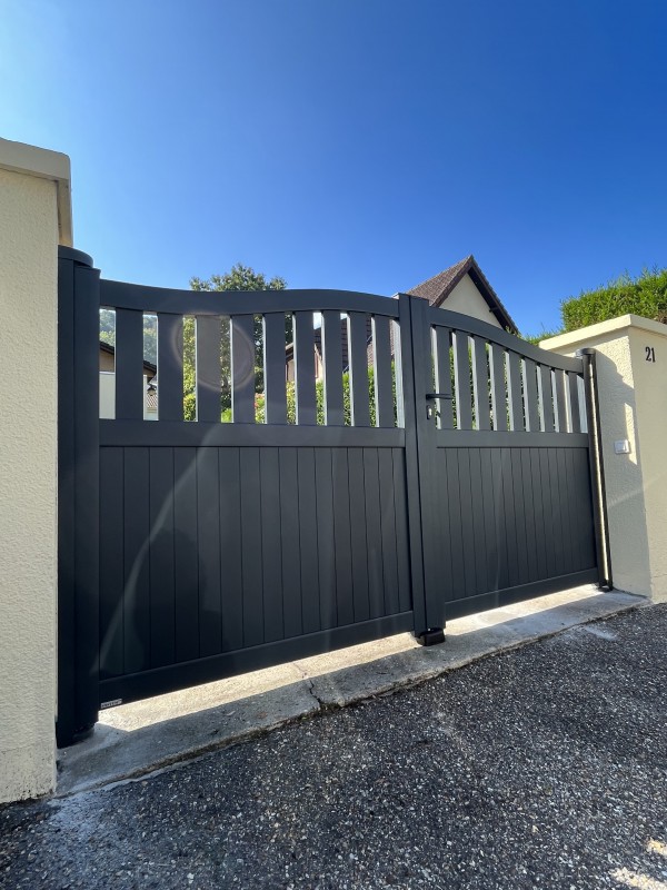 Installer un portail manuel en aluminium gris anthracite après simulation 3D à Rouen près de Bihorel (76)