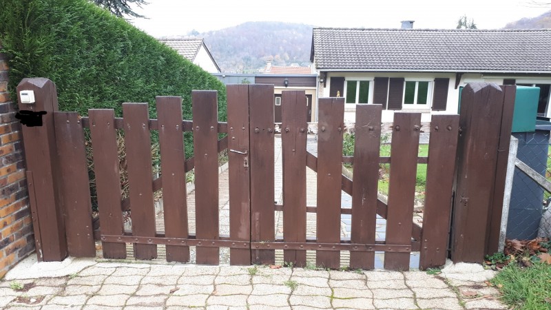 Remplacement d’un portail bois par un portail en aluminium manuel coloris mars rouille sablé avec création de longrine à Notre-Dame-de-Bondeville près de Rouen (76)