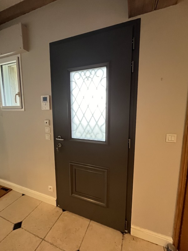 ETANEL Porte d’entrée aluminium avec triple vitrage sécurité à Malaunay.