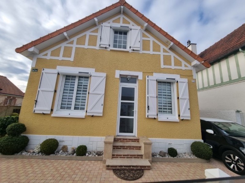 porte d’entrée en aluminium avec du vitrage G200 d’aspect flouté