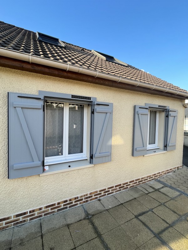 Installer des volets battants aluminium solaires motorisés avec précadre rénovation isolant de couleur gris argent à Darnétal près de Boos