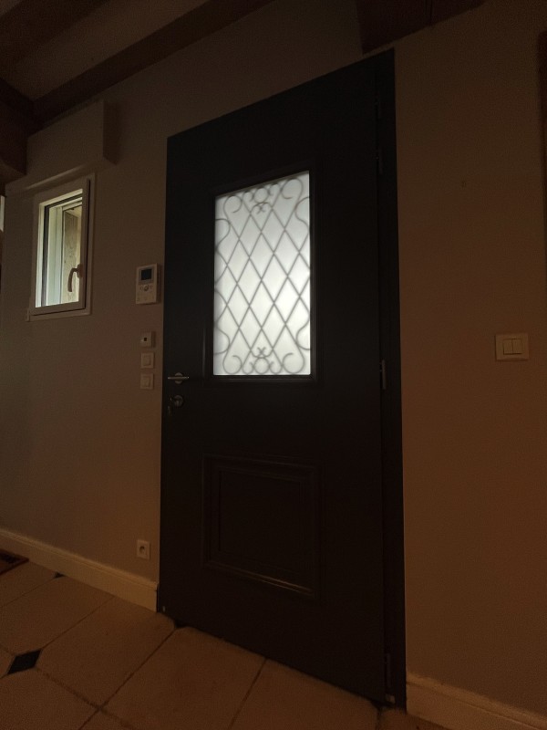 ETANEL Porte d’entrée aluminium avec triple vitrage sécurité à Malaunay.
