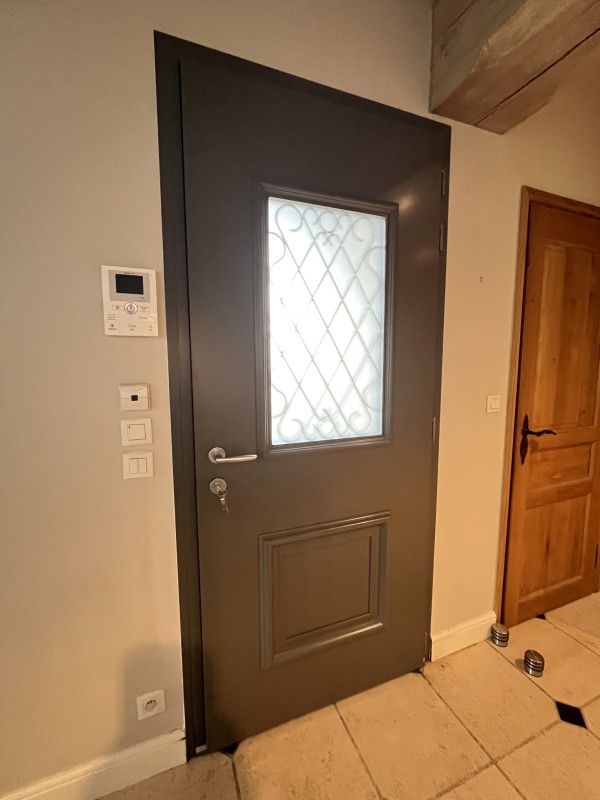 ETANEL Porte d’entrée aluminium avec triple vitrage sécurité à Malaunay.