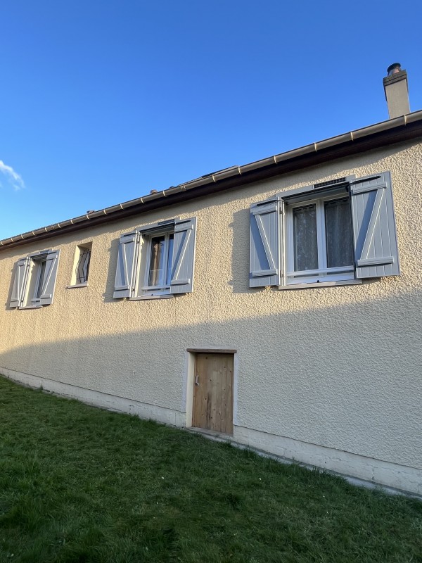 Installer des volets battants aluminium solaires motorisés avec précadre rénovation isolant de couleur gris argent à Darnétal près de Boos